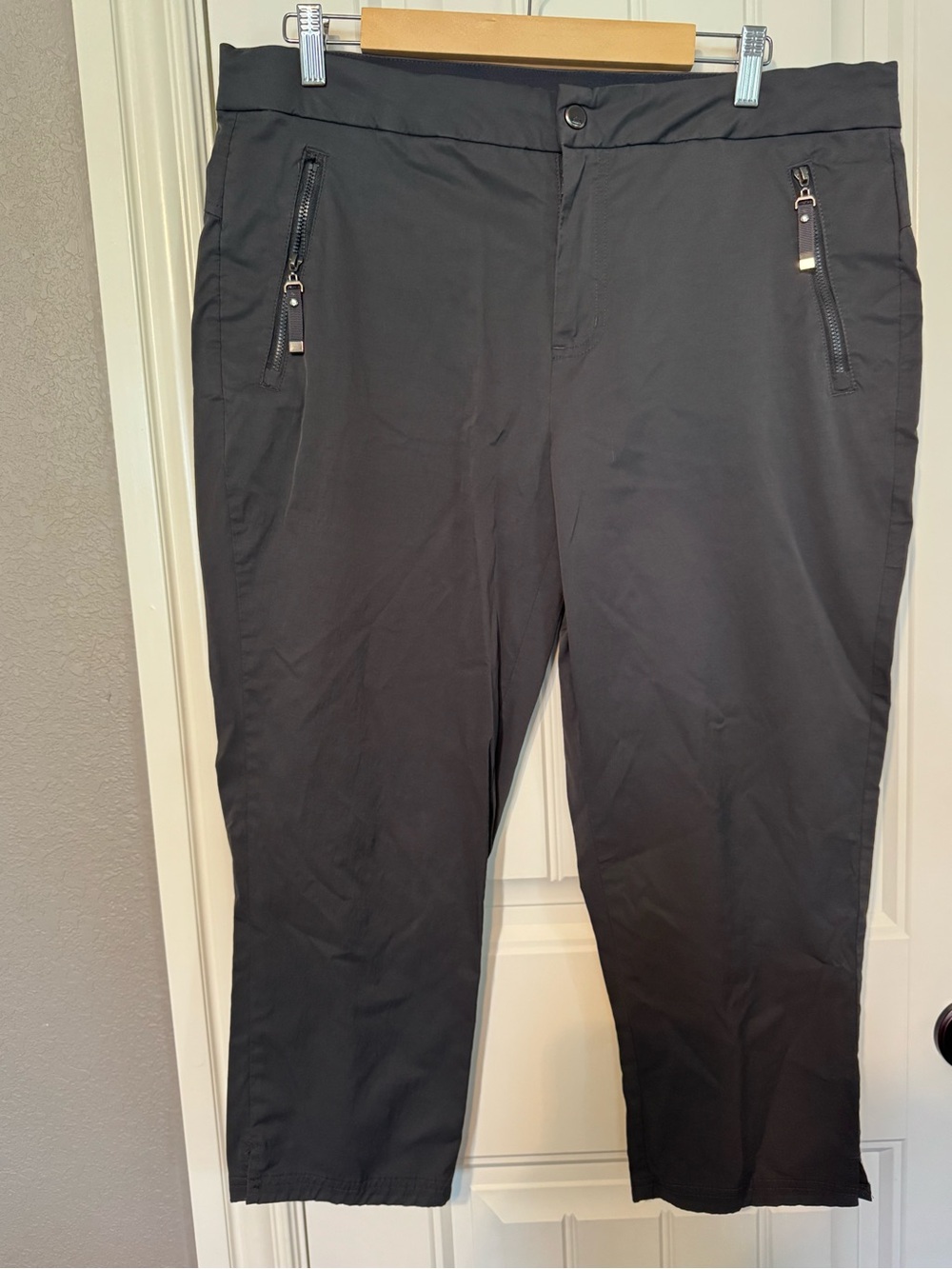 ZeroXposur loose fit crop pants. Charcoal color.